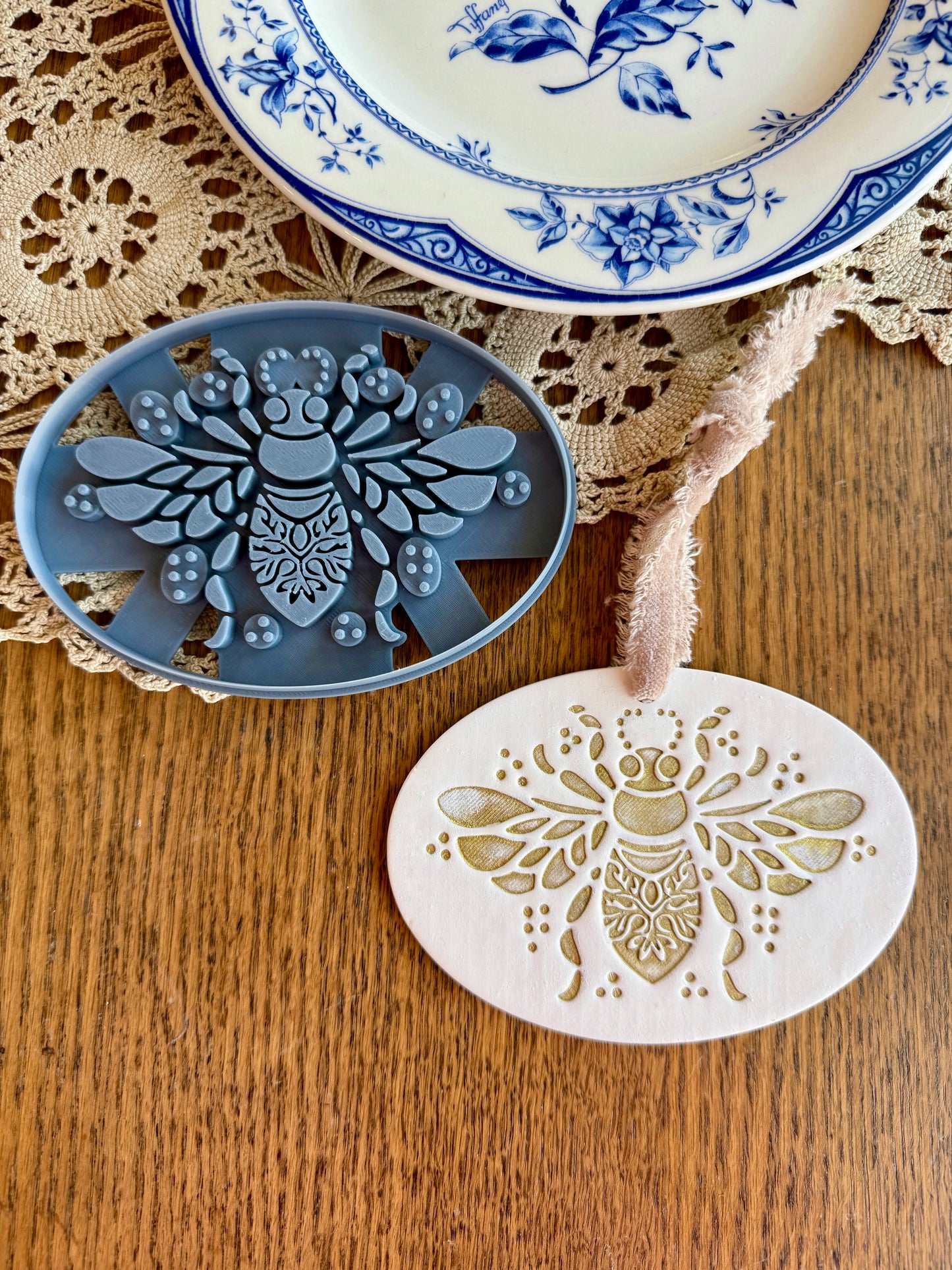 WALL ART | BEE | SPRING | LARGE CLAY CUTTER