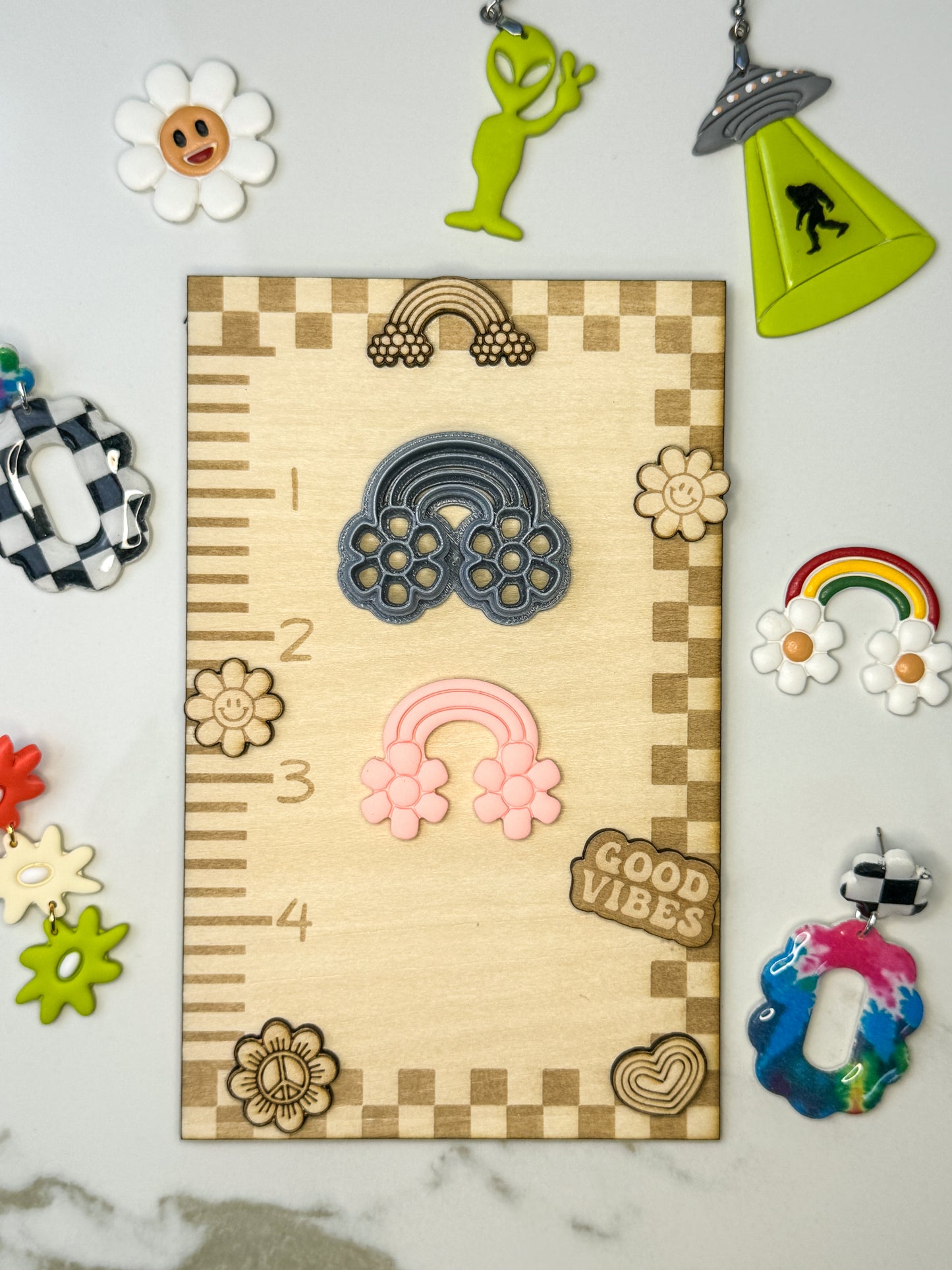 Rainbow w. Daisies Clay Cutter